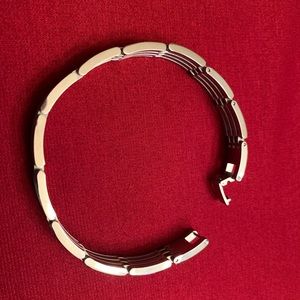 New Beautiful silver bracelet. Stainless steel.
